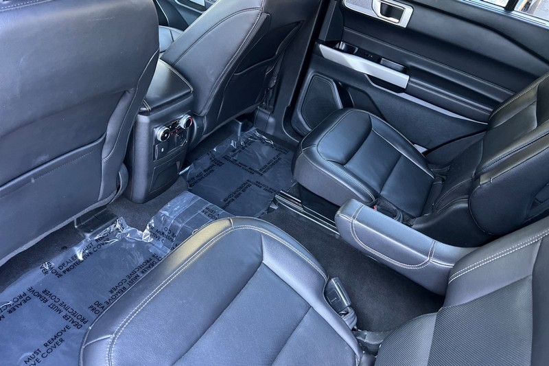 Ford Explorer Vehicle Full-screen Gallery Image 13