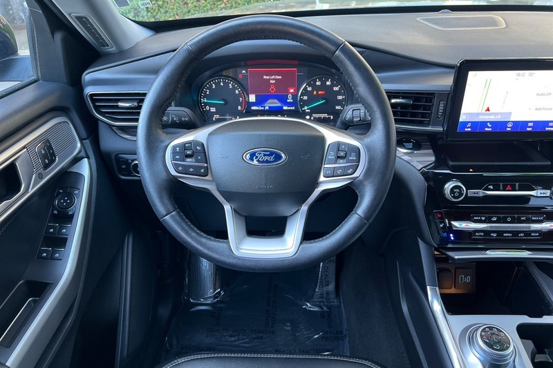 Ford Explorer Vehicle Full-screen Gallery Image 15
