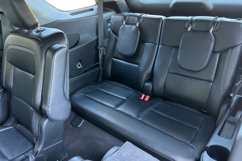 Ford Explorer Vehicle Full-screen Gallery Image 16