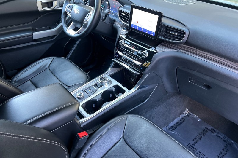 Ford Explorer Vehicle Full-screen Gallery Image 17