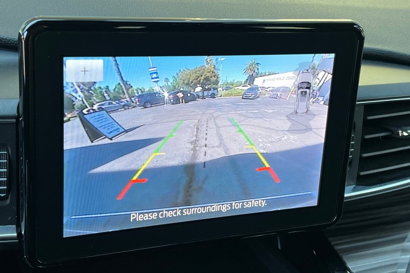 Ford Explorer Vehicle Full-screen Gallery Image 21