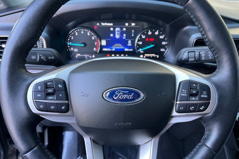 Ford Explorer Vehicle Full-screen Gallery Image 25