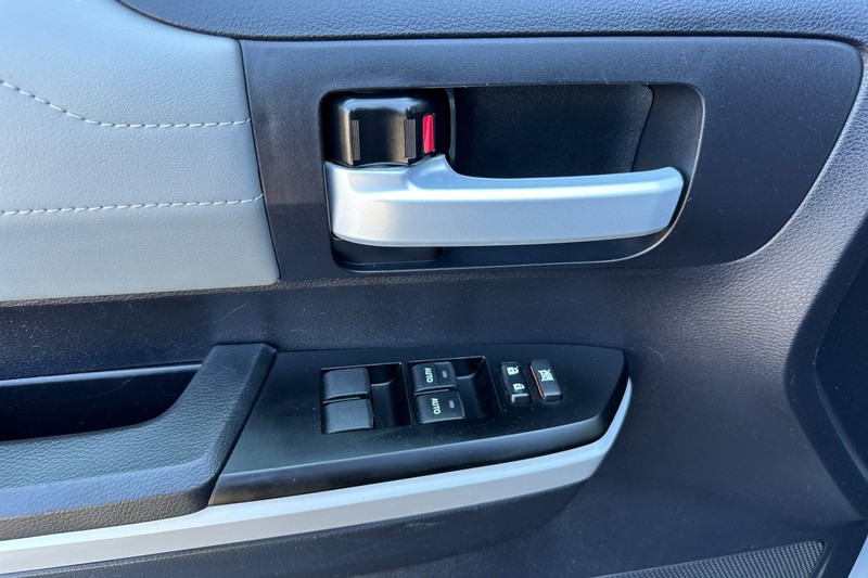 Toyota Tundra 4WD Vehicle Full-screen Gallery Image 11
