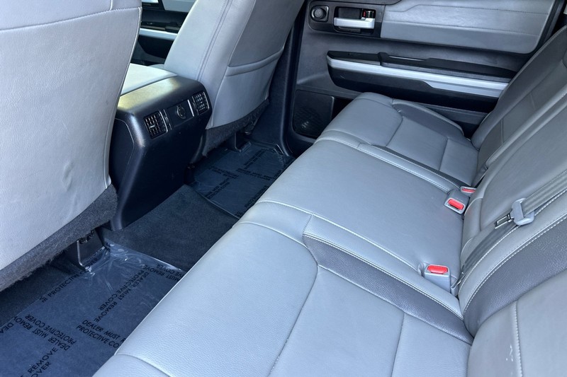 Toyota Tundra 4WD Vehicle Full-screen Gallery Image 12