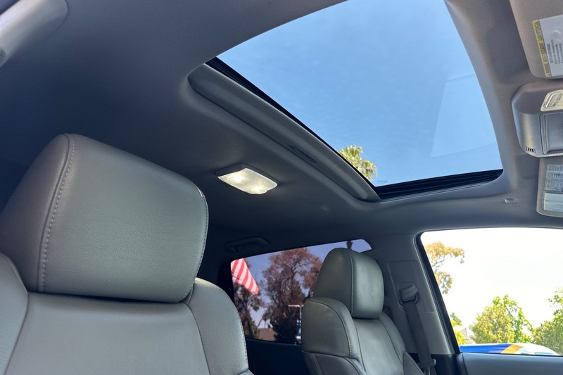 Toyota Tundra 4WD Vehicle Full-screen Gallery Image 16