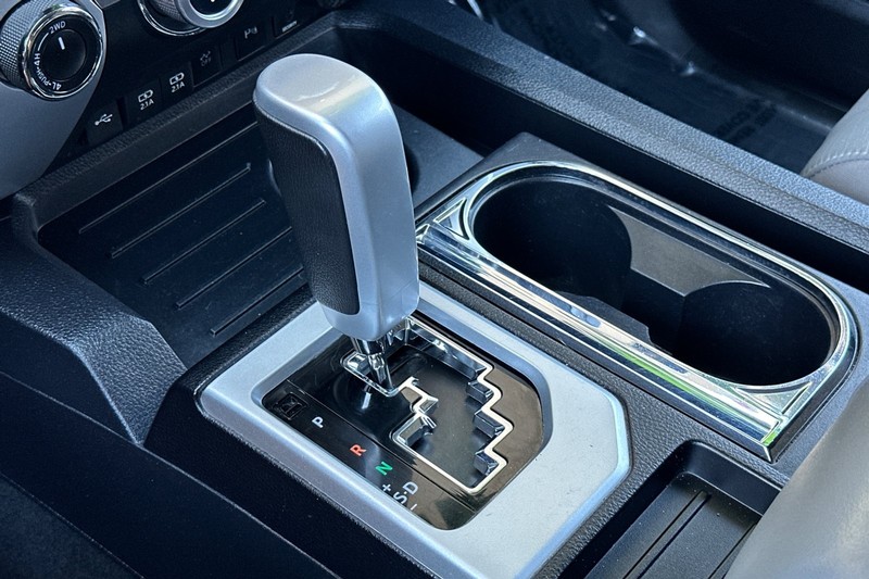 Toyota Tundra 4WD Vehicle Full-screen Gallery Image 21