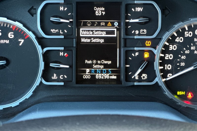Toyota Tundra 4WD Vehicle Full-screen Gallery Image 25