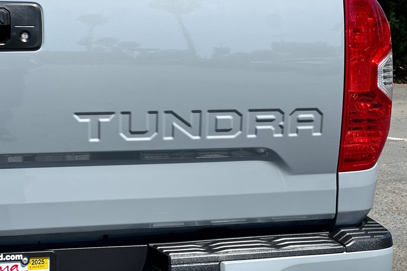 Toyota Tundra 4WD Vehicle Full-screen Gallery Image 27