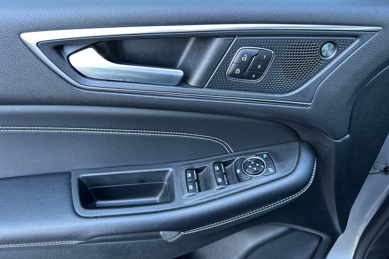 Ford Edge Vehicle Full-screen Gallery Image 12