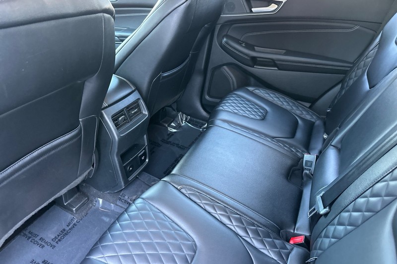 Ford Edge Vehicle Full-screen Gallery Image 13