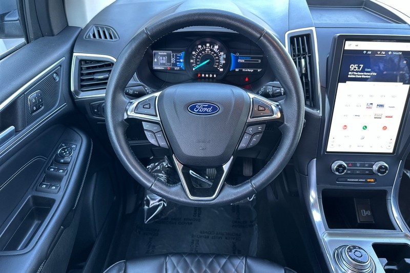 Ford Edge Vehicle Full-screen Gallery Image 15