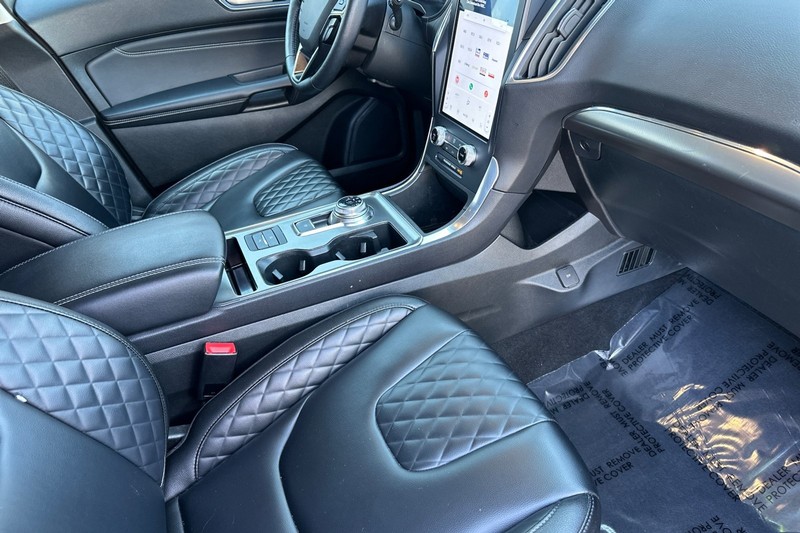 Ford Edge Vehicle Full-screen Gallery Image 17