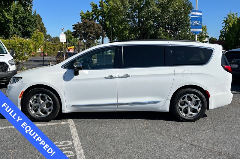 Chrysler Pacifica Vehicle Full-screen Gallery Image 08