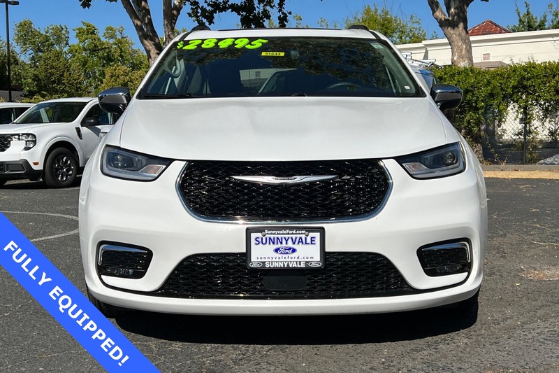 Chrysler Pacifica Vehicle Full-screen Gallery Image 10