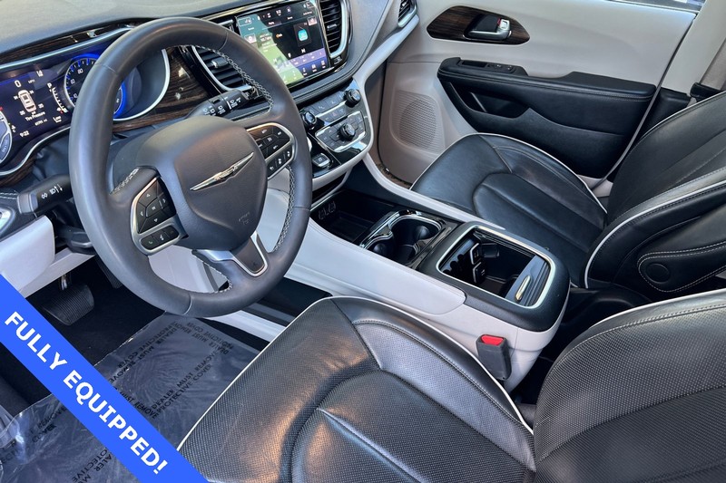 Chrysler Pacifica Vehicle Full-screen Gallery Image 11