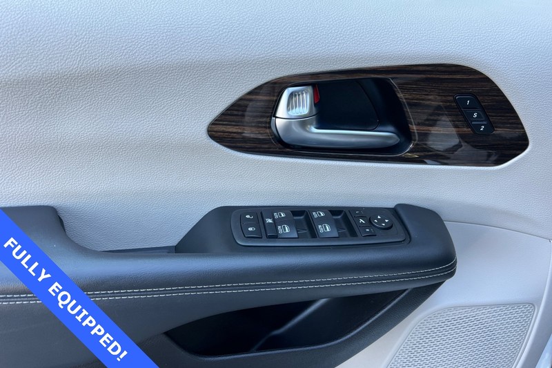 Chrysler Pacifica Vehicle Full-screen Gallery Image 12