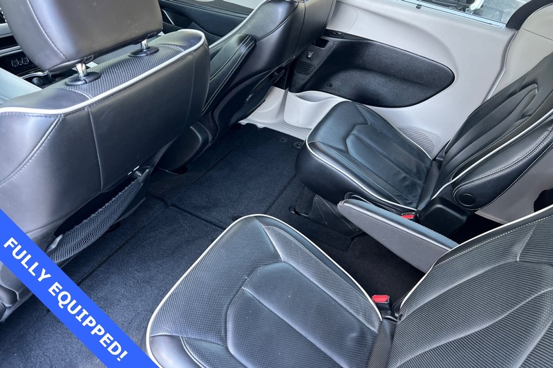 Chrysler Pacifica Vehicle Full-screen Gallery Image 13