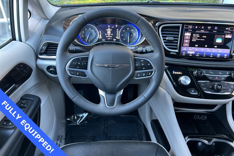 Chrysler Pacifica Vehicle Full-screen Gallery Image 15