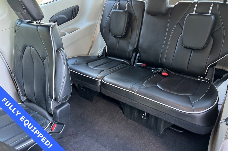 Chrysler Pacifica Vehicle Full-screen Gallery Image 16