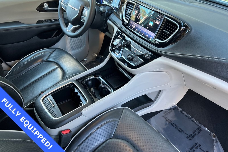 Chrysler Pacifica Vehicle Full-screen Gallery Image 17