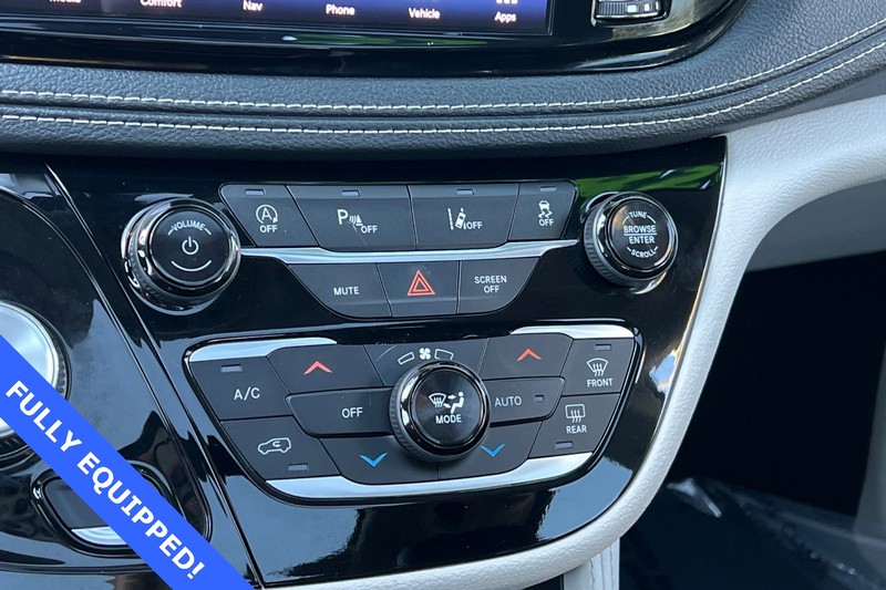 Chrysler Pacifica Vehicle Full-screen Gallery Image 23