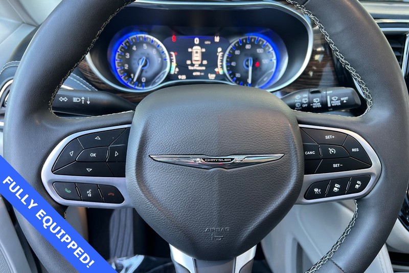 Chrysler Pacifica Vehicle Full-screen Gallery Image 25