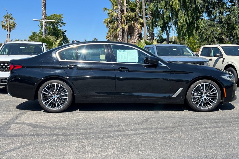 BMW 5 Series Vehicle Full-screen Gallery Image 03