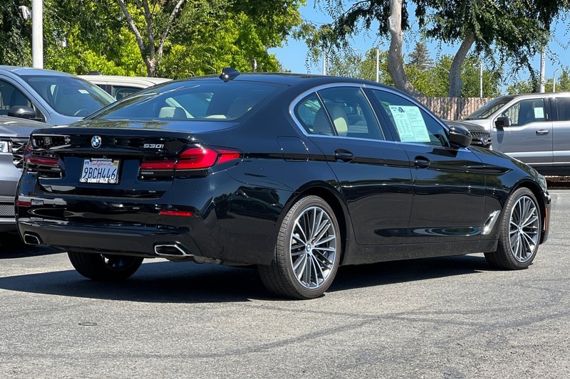 BMW 5 Series Vehicle Full-screen Gallery Image 04