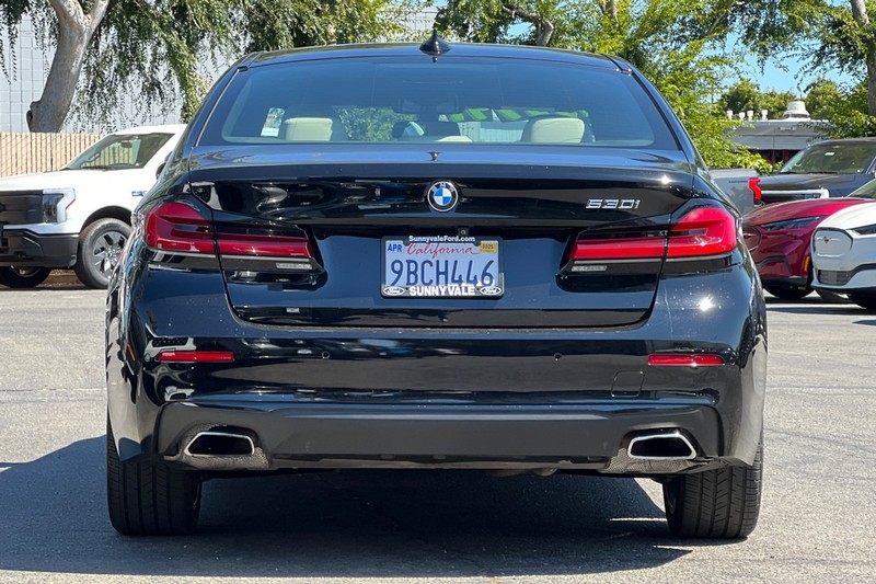 BMW 5 Series Vehicle Full-screen Gallery Image 05