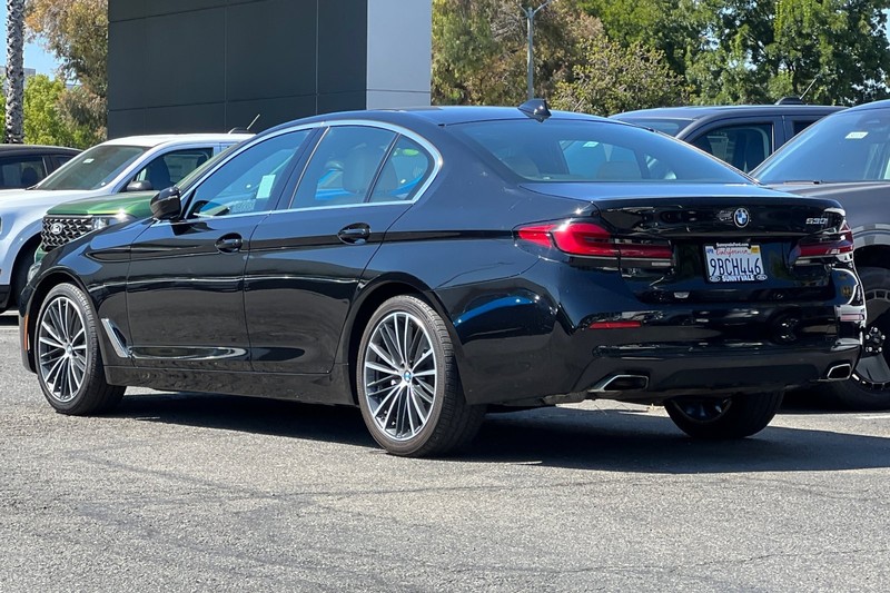 BMW 5 Series Vehicle Full-screen Gallery Image 06