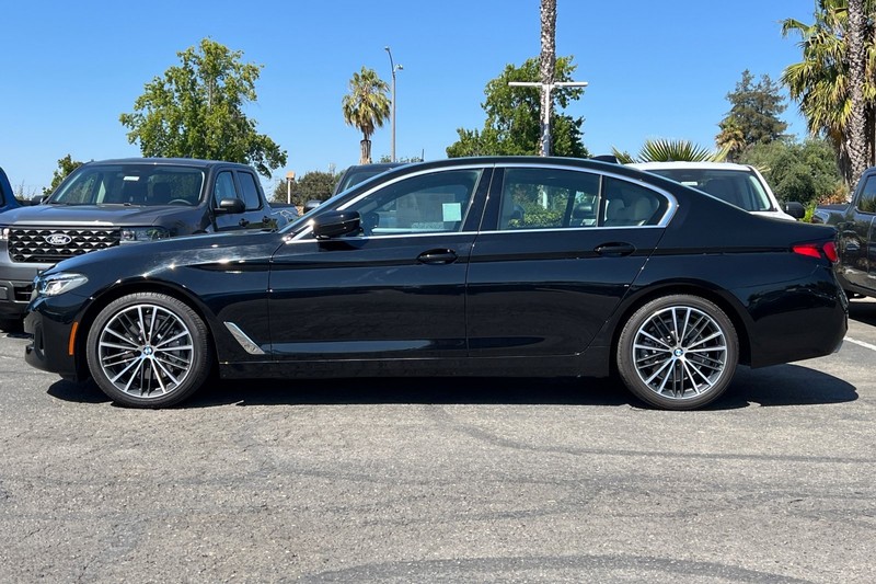 BMW 5 Series Vehicle Full-screen Gallery Image 07