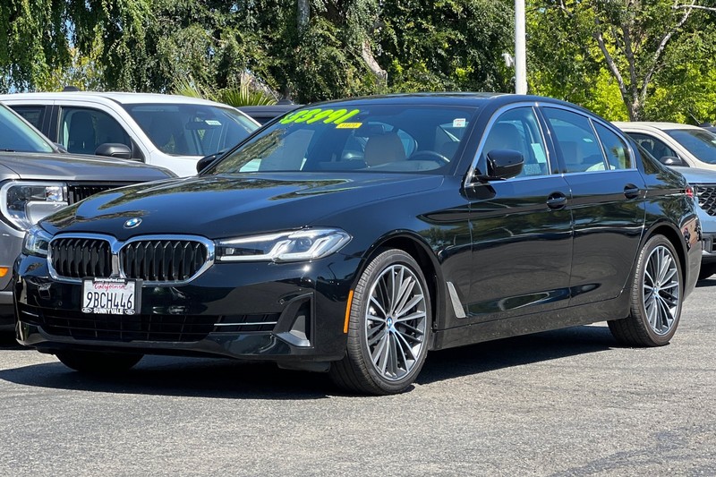 BMW 5 Series Vehicle Full-screen Gallery Image 08