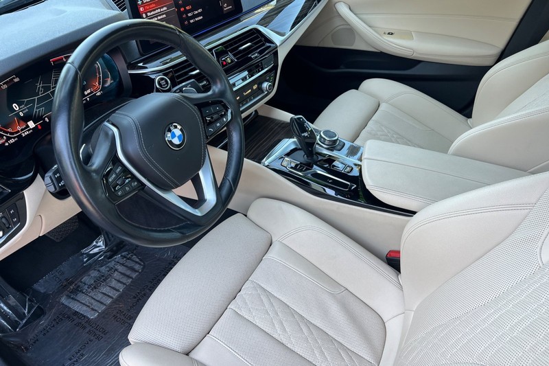 BMW 5 Series Vehicle Full-screen Gallery Image 10