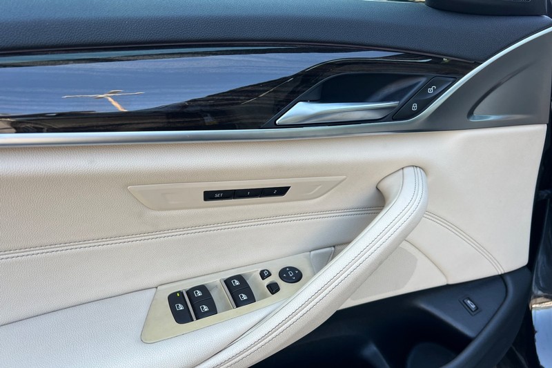 BMW 5 Series Vehicle Full-screen Gallery Image 11