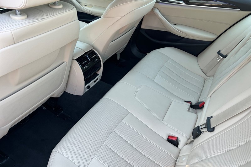 BMW 5 Series Vehicle Full-screen Gallery Image 12
