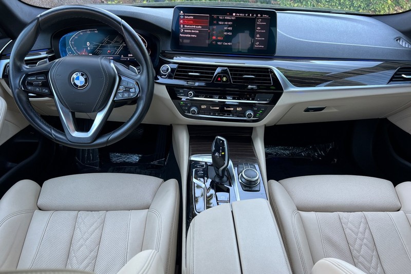 BMW 5 Series Vehicle Full-screen Gallery Image 13