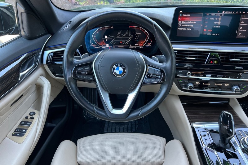 BMW 5 Series Vehicle Full-screen Gallery Image 14