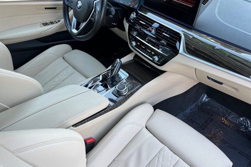BMW 5 Series Vehicle Full-screen Gallery Image 15