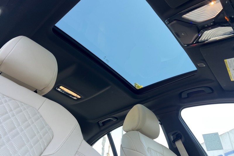 BMW 5 Series Vehicle Full-screen Gallery Image 16