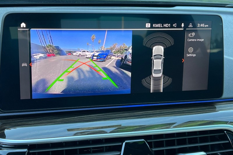 BMW 5 Series Vehicle Full-screen Gallery Image 19