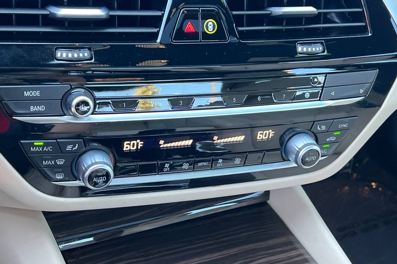 BMW 5 Series Vehicle Full-screen Gallery Image 20