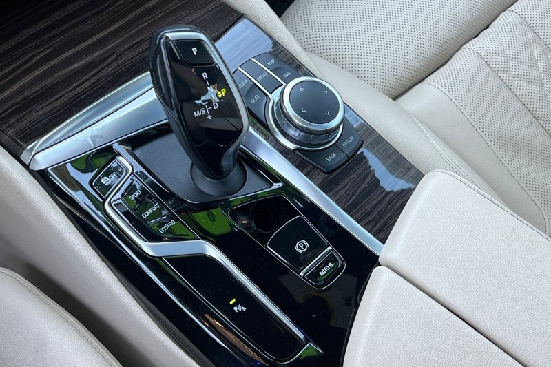 BMW 5 Series Vehicle Full-screen Gallery Image 21