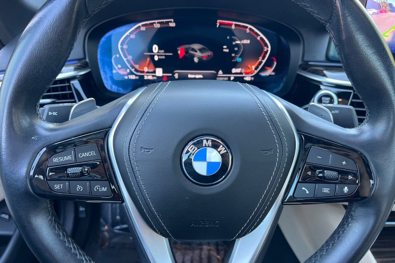 BMW 5 Series Vehicle Full-screen Gallery Image 23
