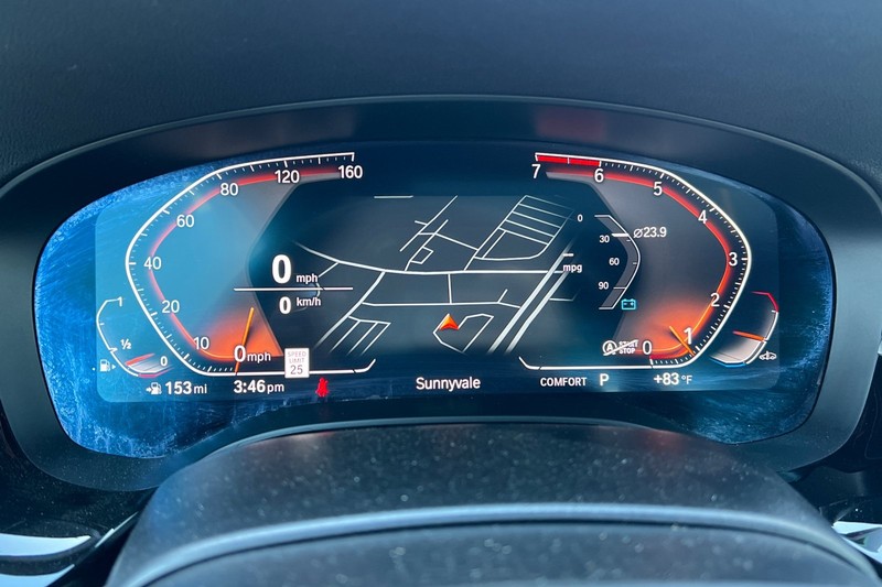 BMW 5 Series Vehicle Full-screen Gallery Image 24