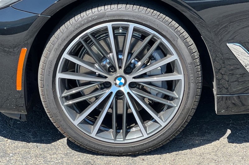BMW 5 Series Vehicle Full-screen Gallery Image 26