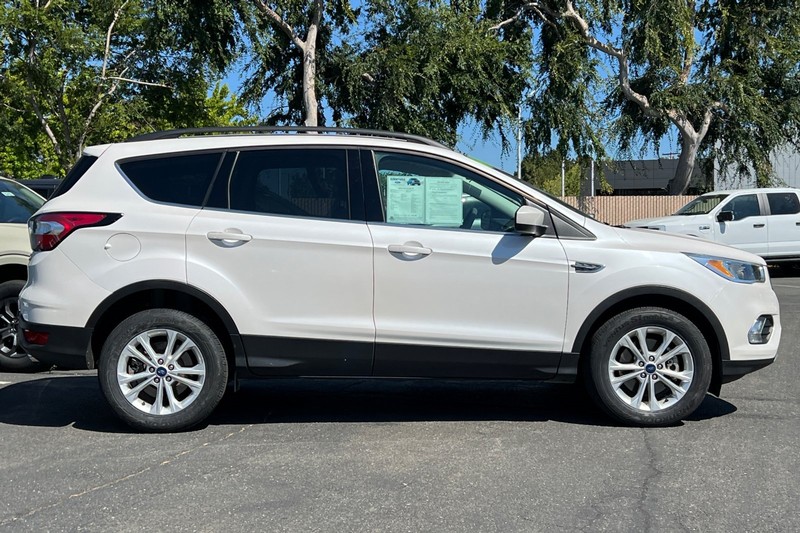 Ford Escape Vehicle Full-screen Gallery Image 03
