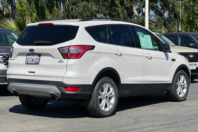 Ford Escape Vehicle Full-screen Gallery Image 04