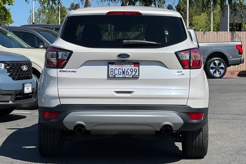 Ford Escape Vehicle Full-screen Gallery Image 05