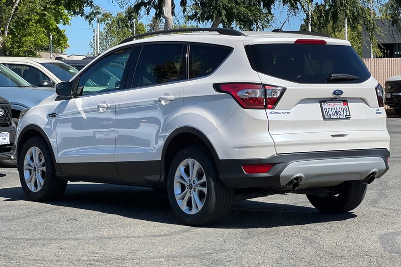 Ford Escape Vehicle Full-screen Gallery Image 06