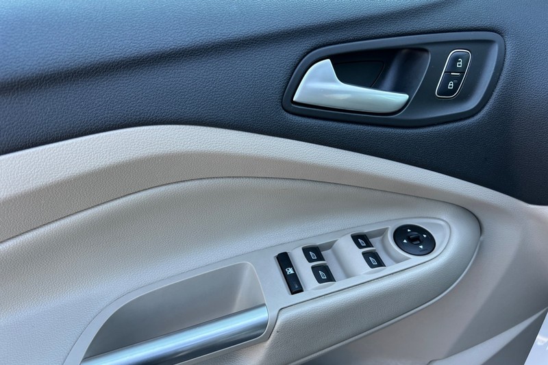 Ford Escape Vehicle Full-screen Gallery Image 12